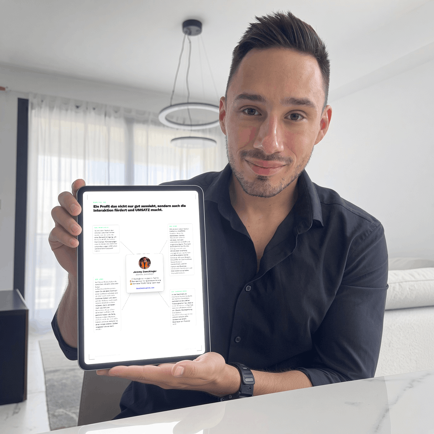 Marco überreicht den Leitfaden